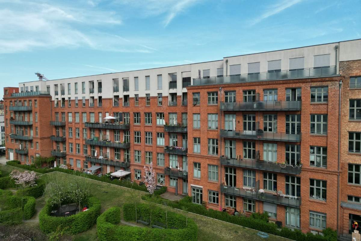 Moderne Wohnanlage mit Balkonen in Berlin Lichtenberg – WEG Zuckerfabrik