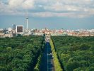Berlin Tiergarten und Straße des 17. Juni mit Blick auf Brandenburger Tor und Fernsehturm